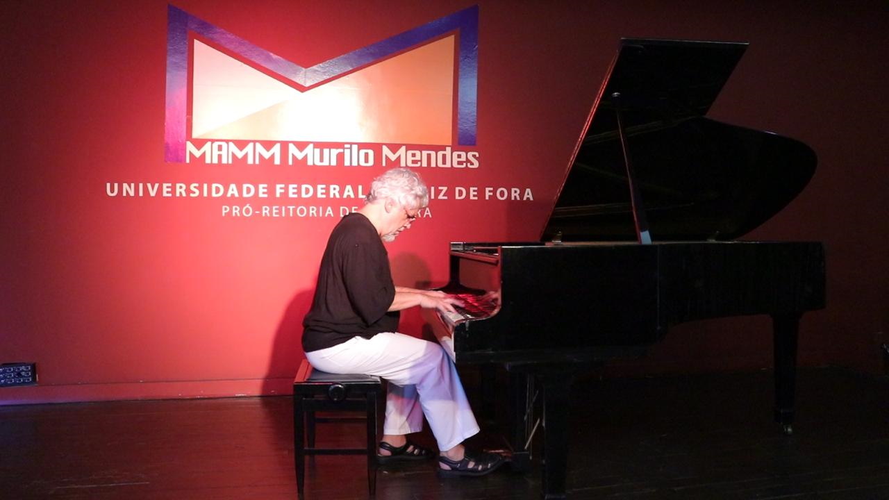 Pianista, regente e professor André Pires tocando piano no MAMM. 
