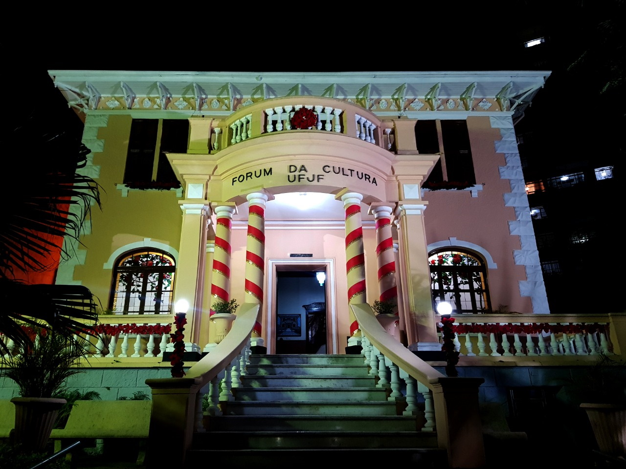 Decoração natalina da fachada do casarão do Forum da Cultura. Foto noturna. 
