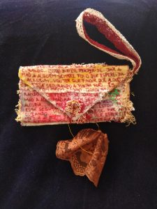 Chintia Pucci - "Bolsa de Mão", bordado livre em lixo têxtil.