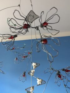 Tarsila Palmieri - Equilíbrio da vida - Escultura em arame galvanizado.