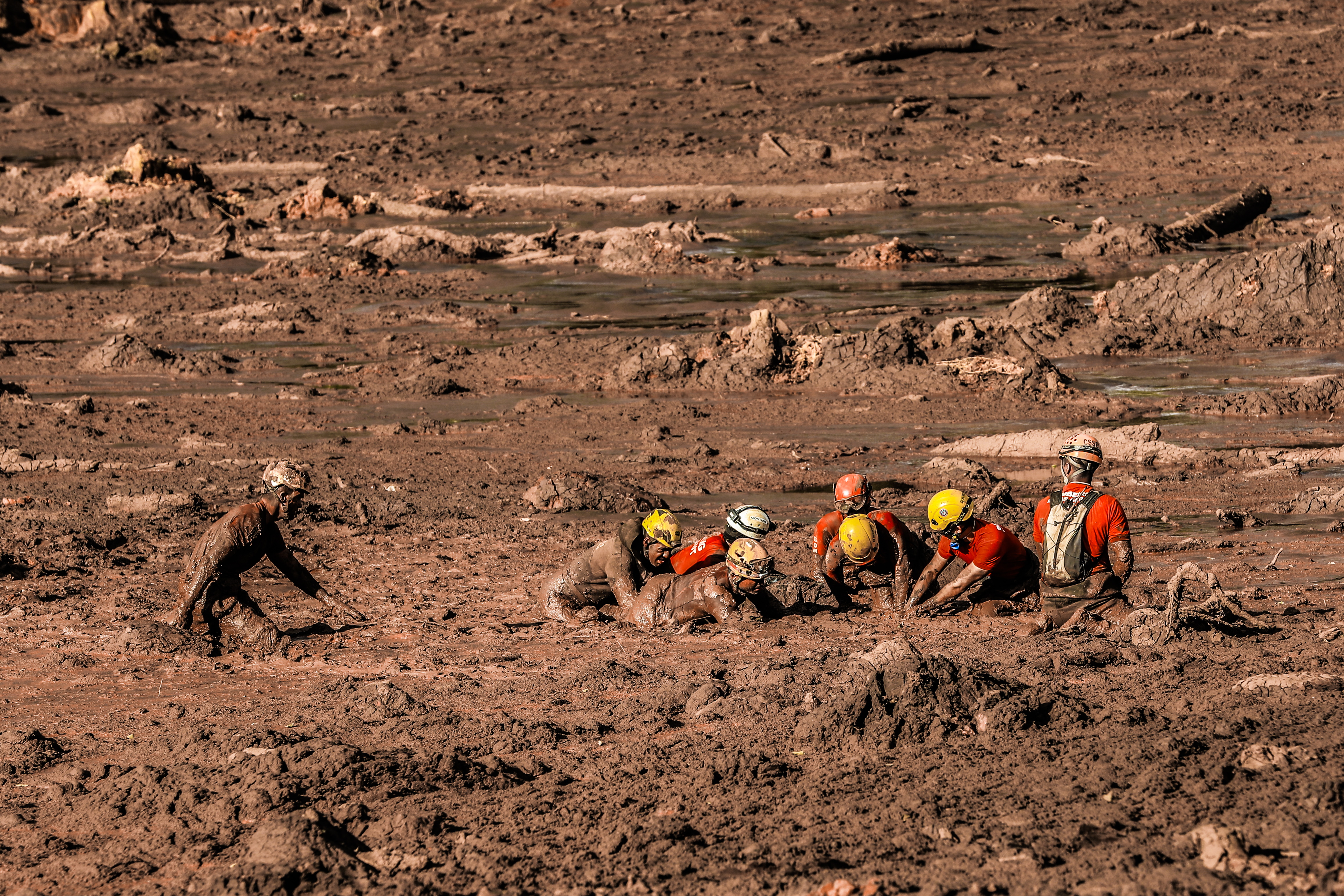 Brumadinho - Foto do jornal Tribuna de Minas - novemro de 2019. Equipe procurando por corpos na lama.