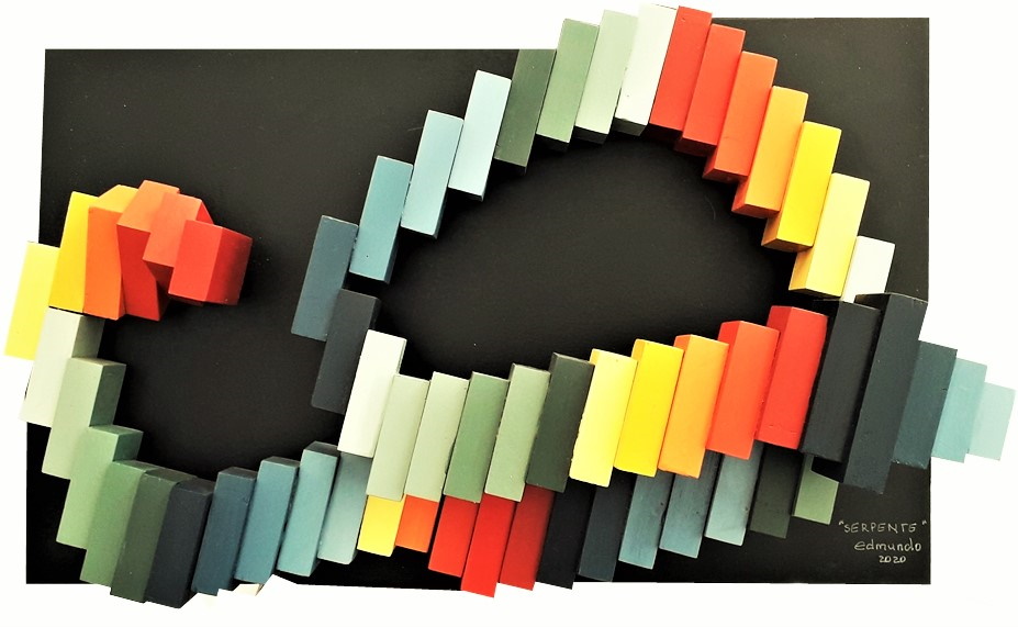 Obra "Serpente", de Edmundo Schmidt, em peças coloridas de madeira.