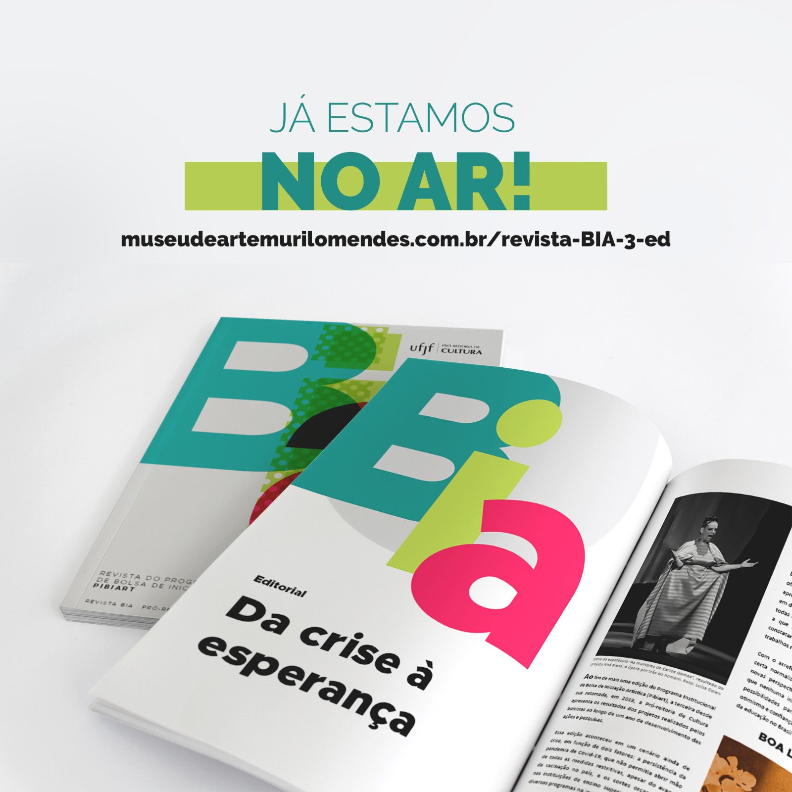 Arte com mockup de revista apresentando a revista Bia, terceira edição.