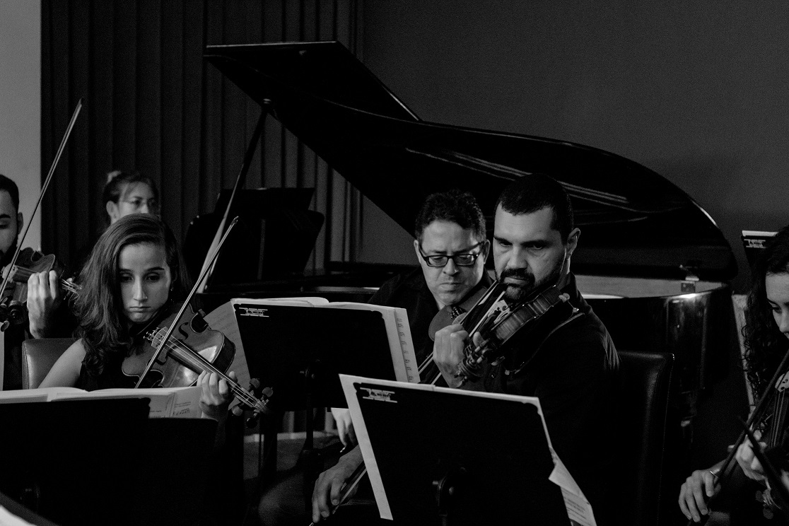 Orquestra Acadêmica da UFJF em preto e branco.