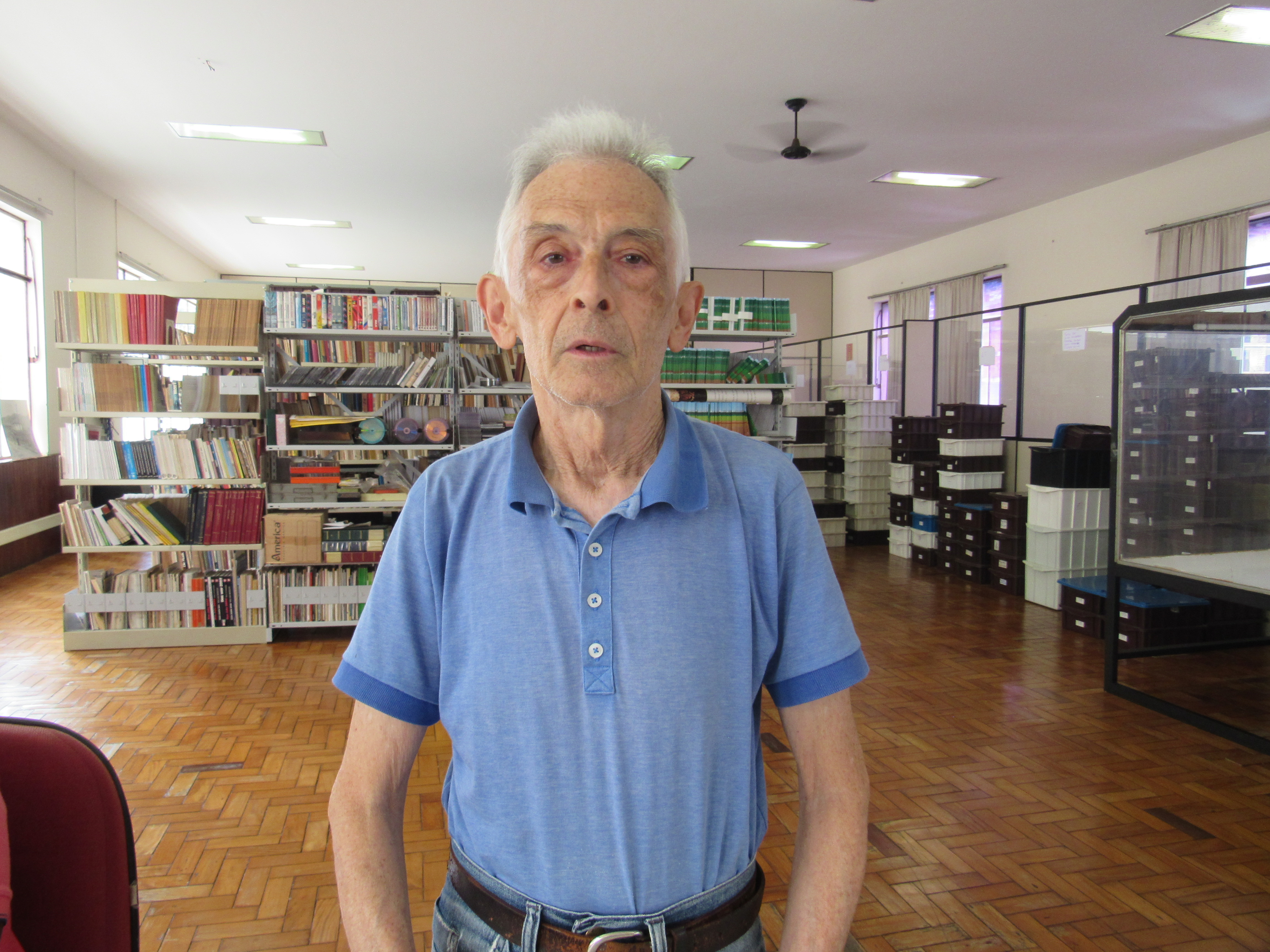 Neri Contin Rodrigues (75), aluno do curso de Turismo e voluntário no MAEA. (Foto: Alice Oliveira)