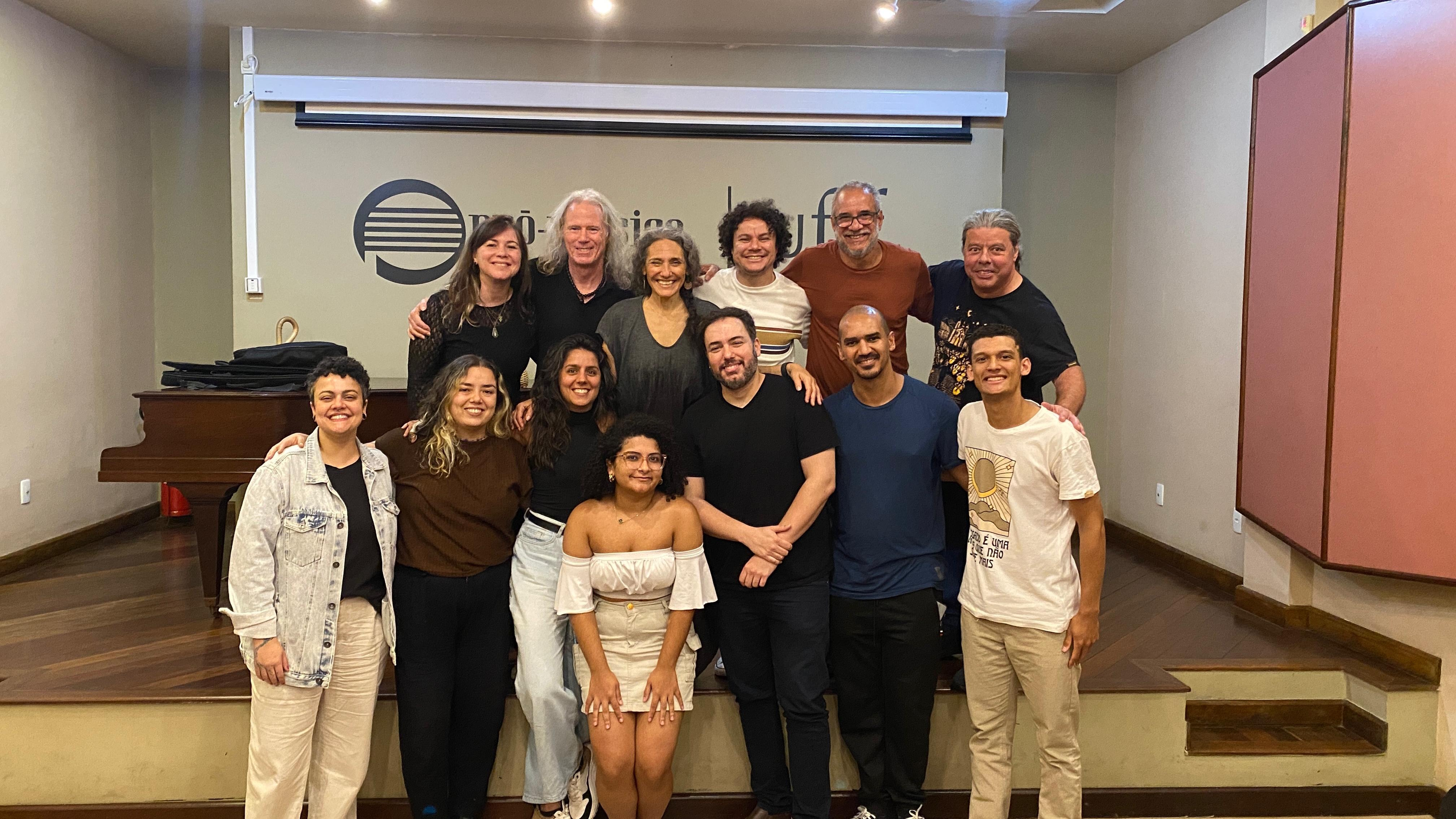 Entre técnica e emoção, Badi Assad conduz masterclass na Escola de Artes Pró-Música