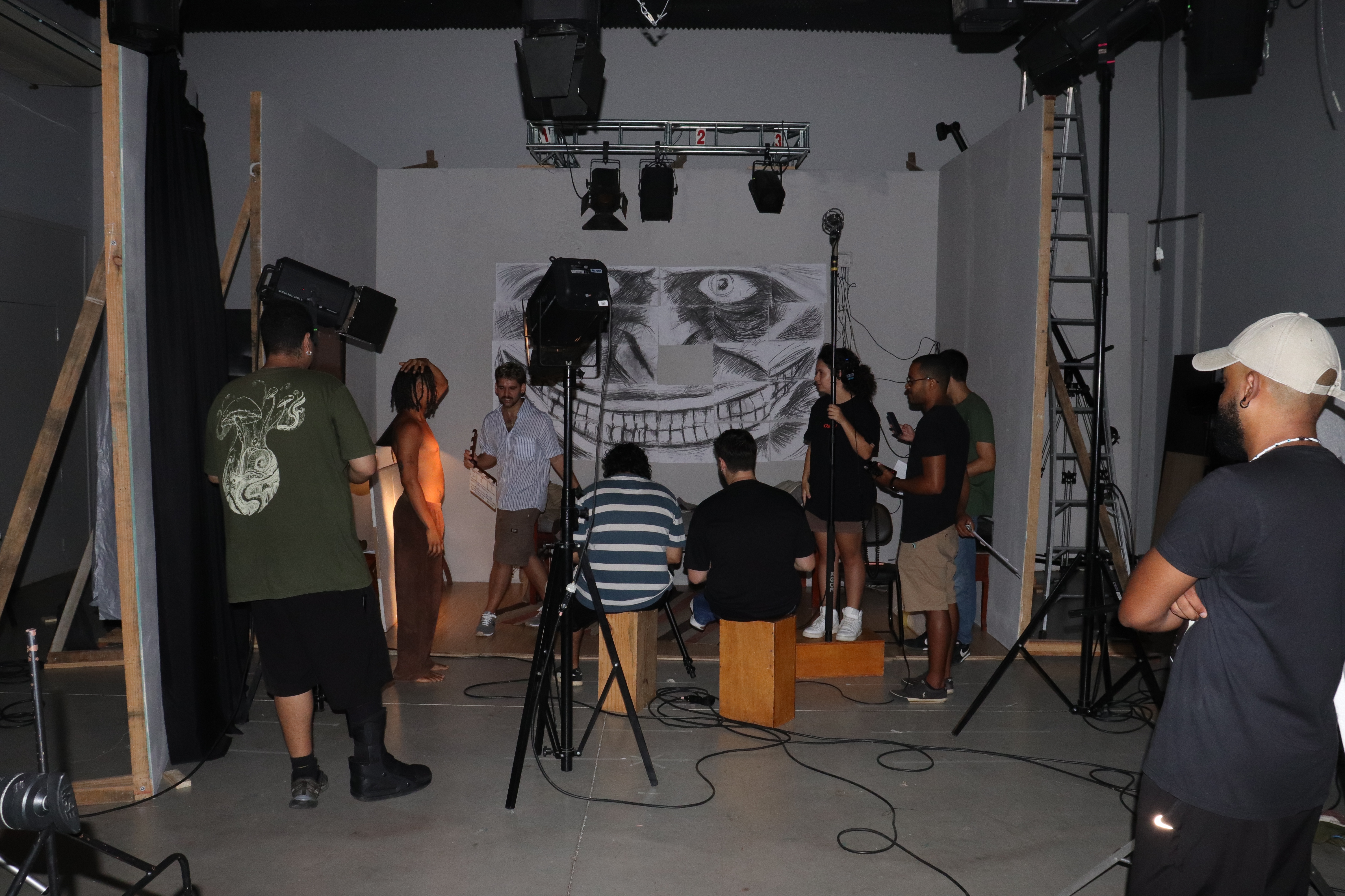 Gravação do filme Claustrofilia (dir. Pietro Freguglia, 2025), no estúdio do curso de Cinema e Audiovisual da UFJF. Foto: João Vitor Tebaldi.