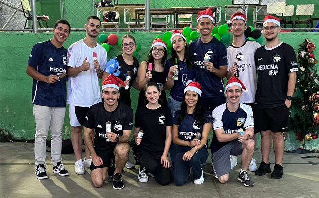 Atlética de Medicina distribui presentes de Natal em ação solidária