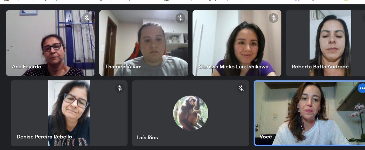 Foto de tela do Google meet com imagens do rosto de alguns participantes do evento virtual