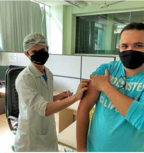 O enfermeiro Guilherme Ruela durante vacinação nesta quinta-feira, 17, na Unipac (Foto: Arquivo Pessoal)