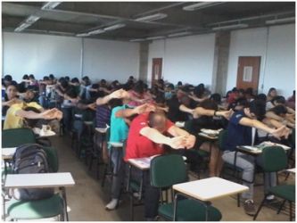 Foto de participação de alongamento em palestra de evento.