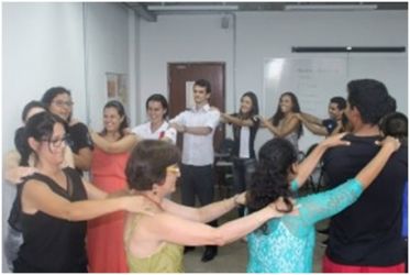 Foto de participantes fazendo ginástica laboral.