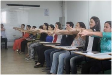 Foto de participantes fazendo ginástica laboral.