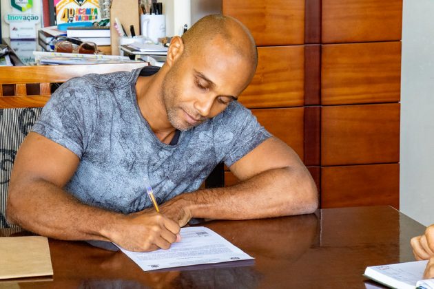 UFJF dá posse a novo técnico-administrativo em Educação