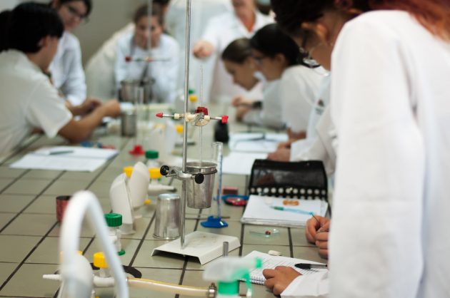 Na qu&iacute;mica, s&atilde;o XX vagas (Foto: Caique Cahon)
