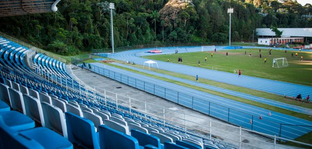 Vista do campo e da pista de atletismo da Faculdade de Educação Física